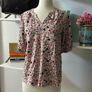 NWT $50 Beautiful floral ladies lightweight shirt top with short sleeves